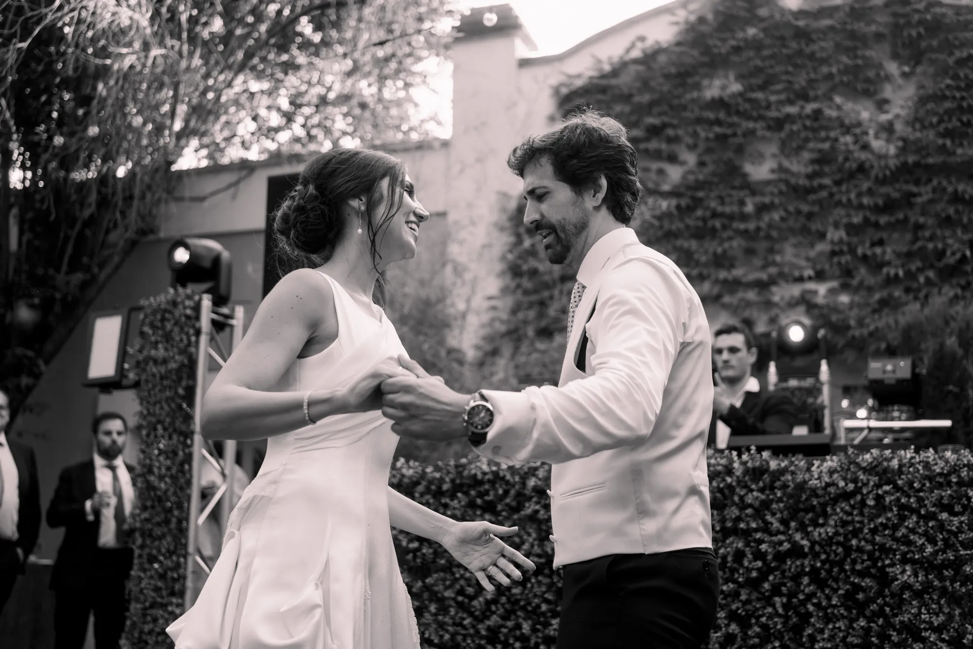 Los novios bailan en el jardín
