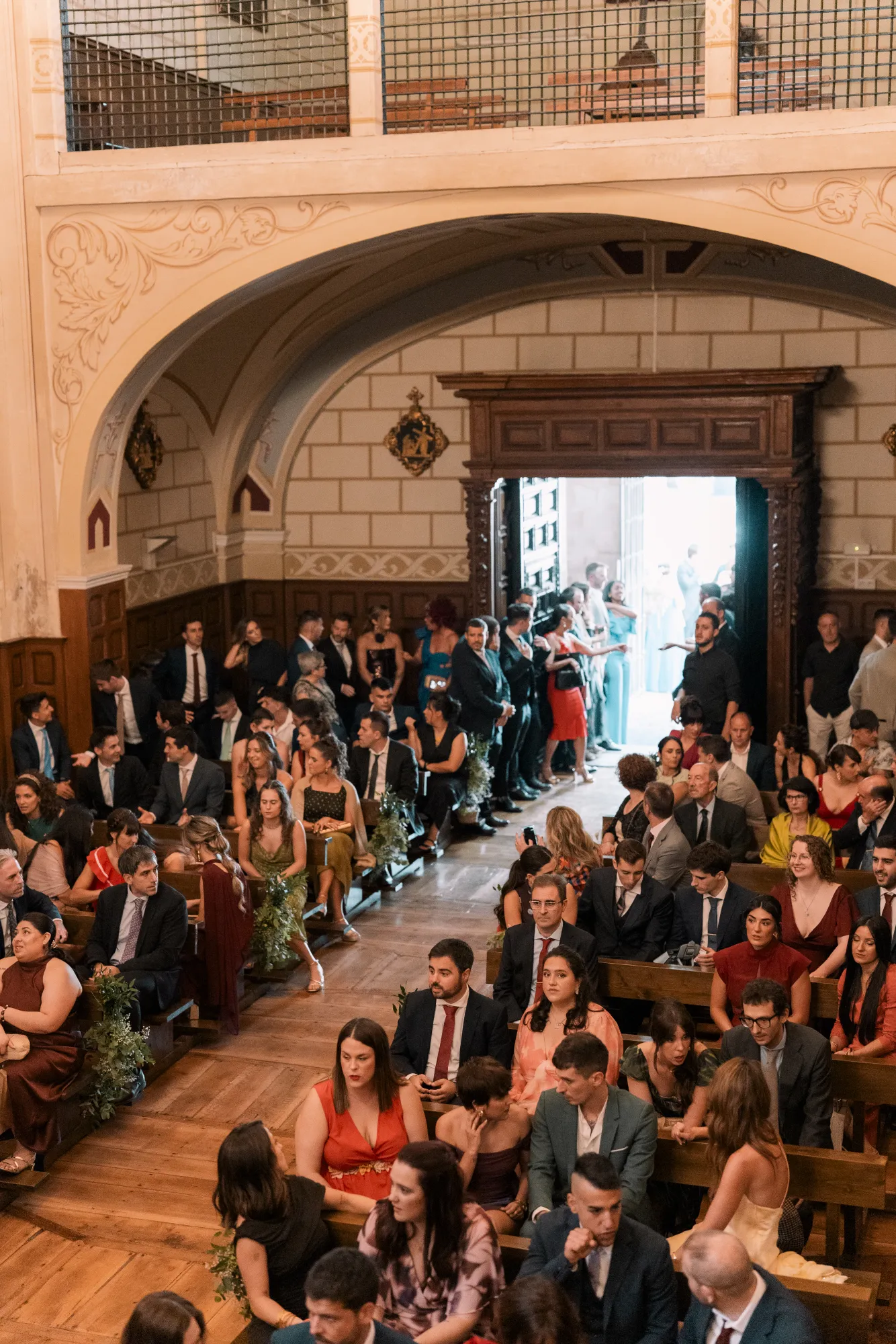Iglesia llena de invitados vista desde el coro