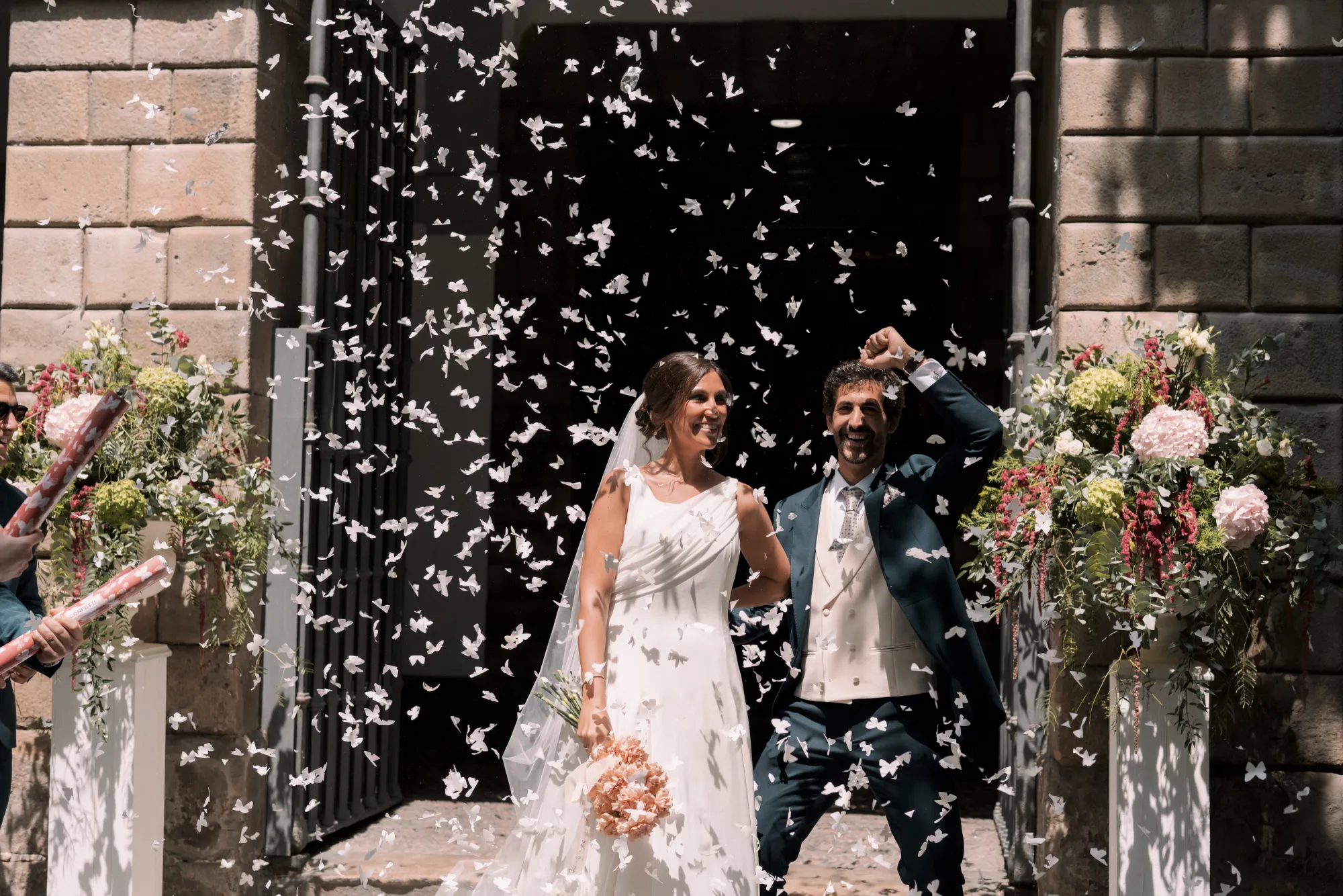 Salida de los novios entre pétalos