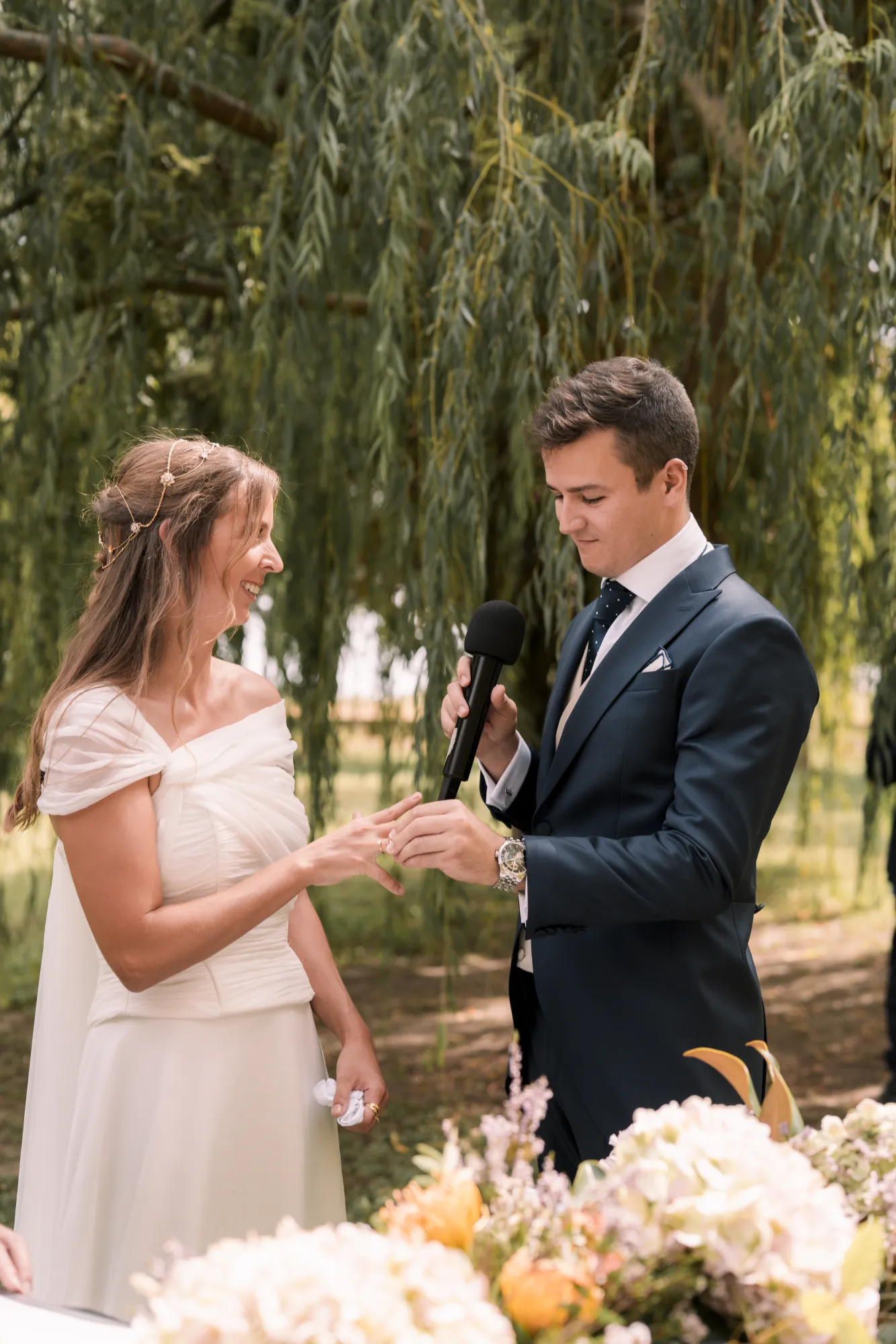 Los novios se ponen los anillos en el altar