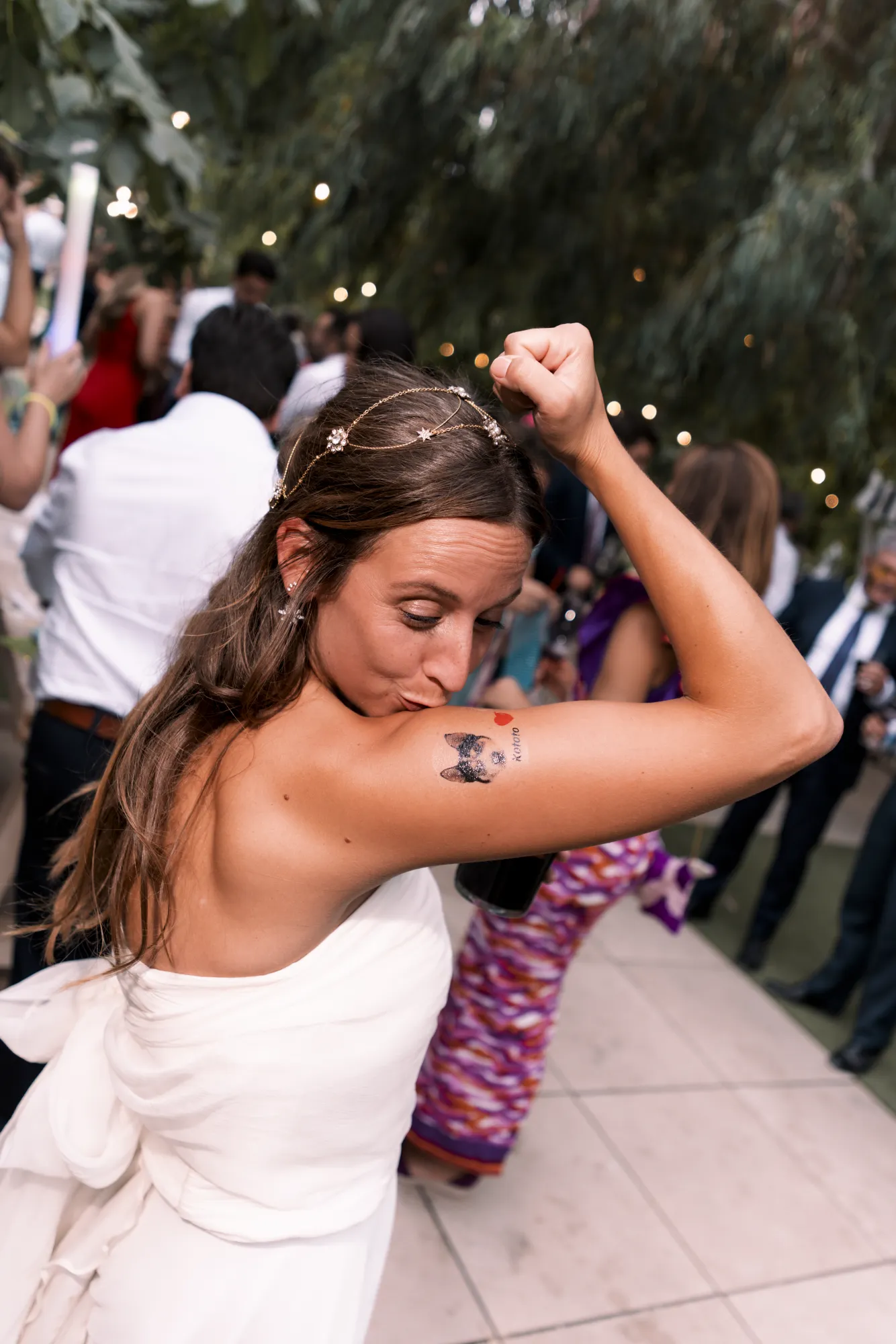 La novia bailando en la fiesta