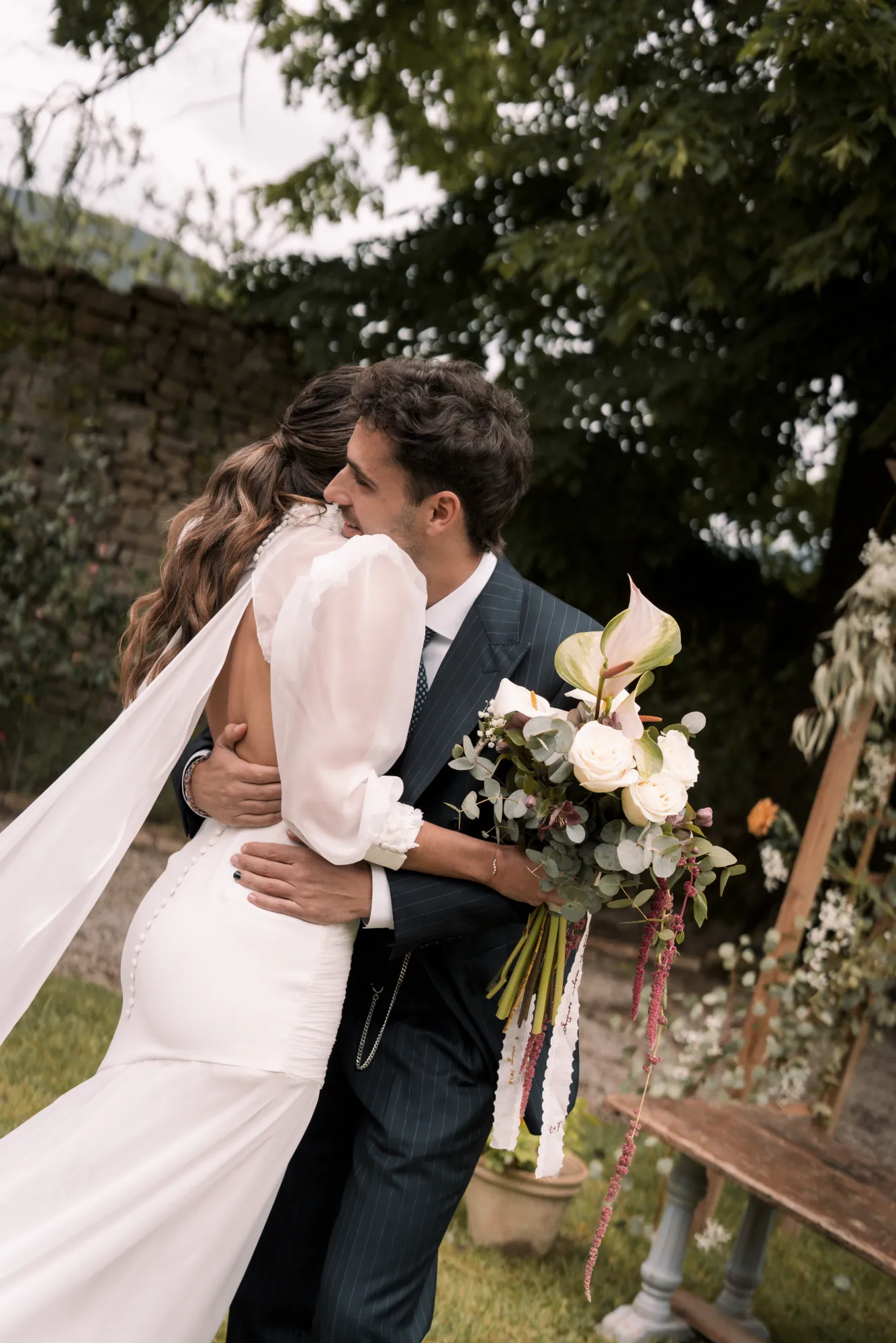 Los novios se abrazan en el jardín