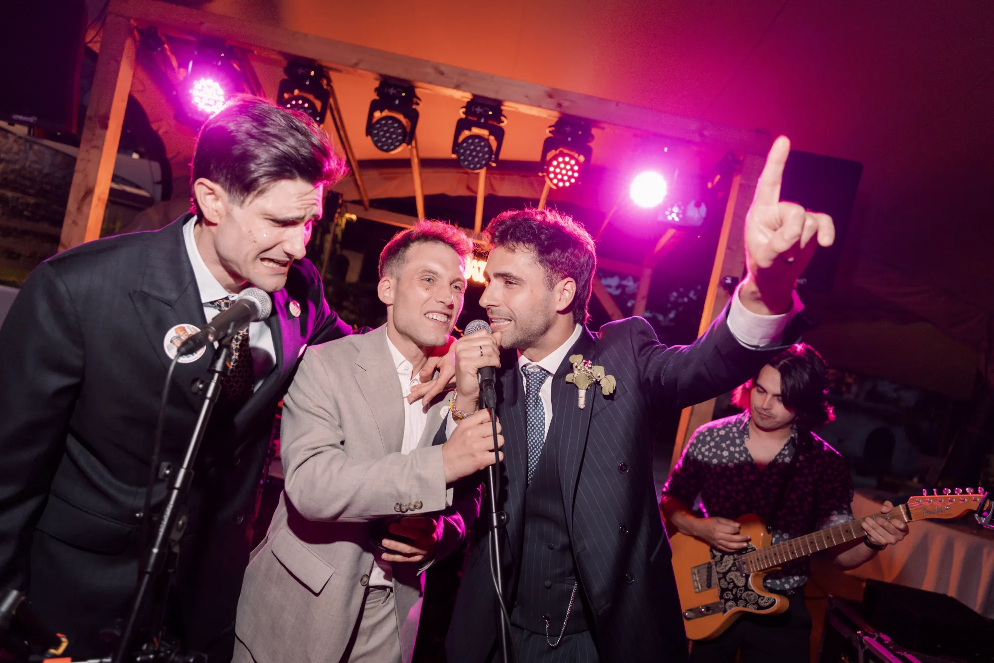 Fiesta de boda con los amigos del novio cantando