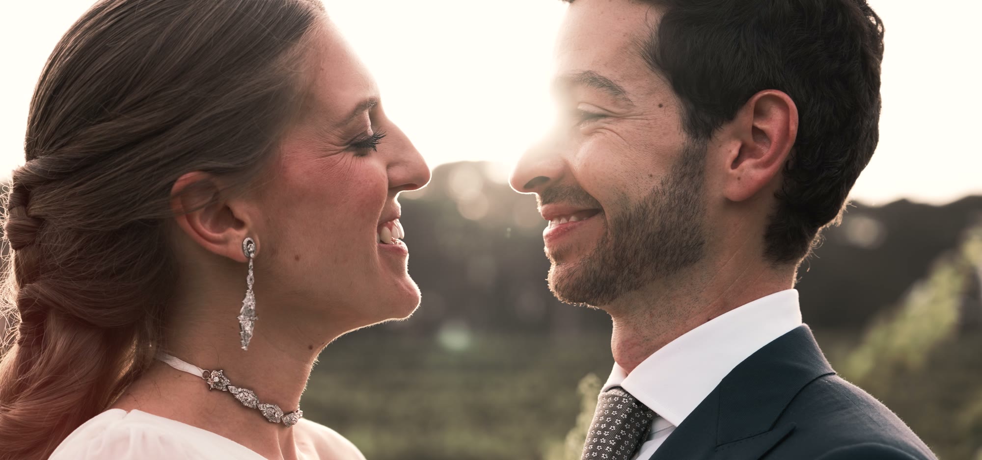 Fotograma de vídeo de boda: los novios sonríen a contraluz