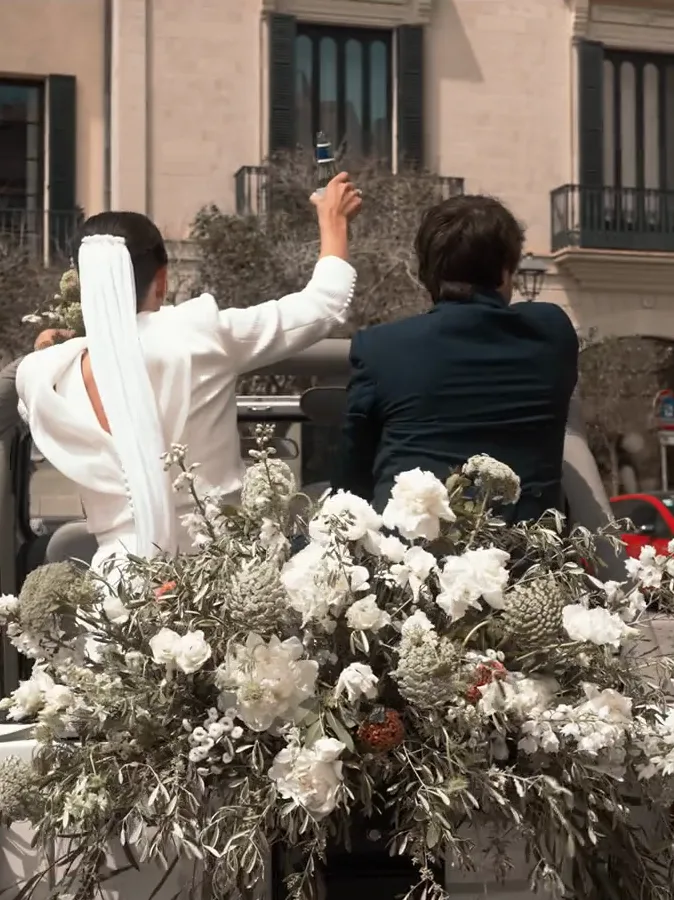 Los novios saludan desde el coche